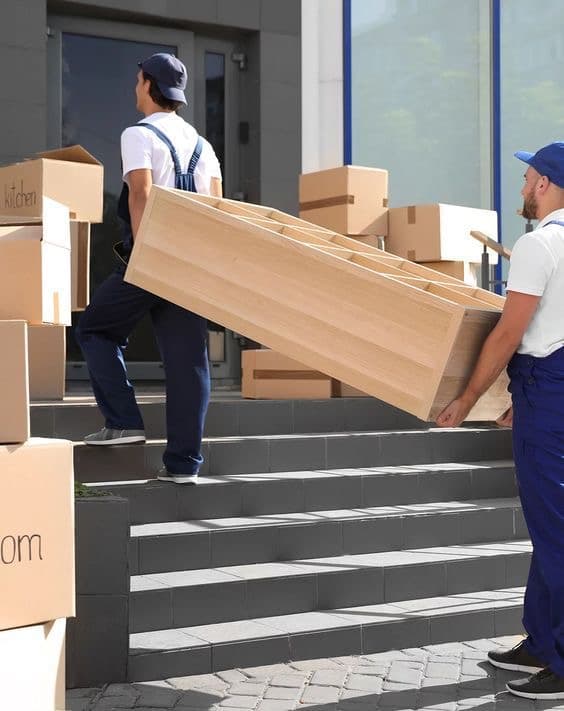 Déménageurs portant une étagère dans un escalier extérieur