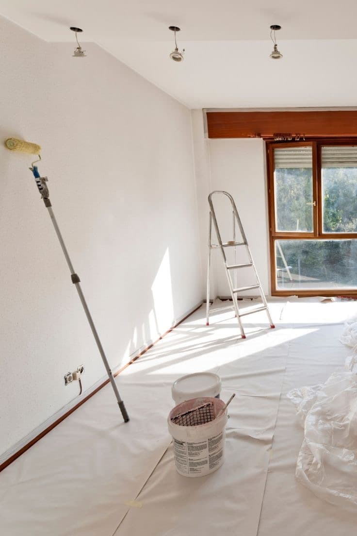 Pièce vidée, sol protégé par du papier avant les travaux de peinture
