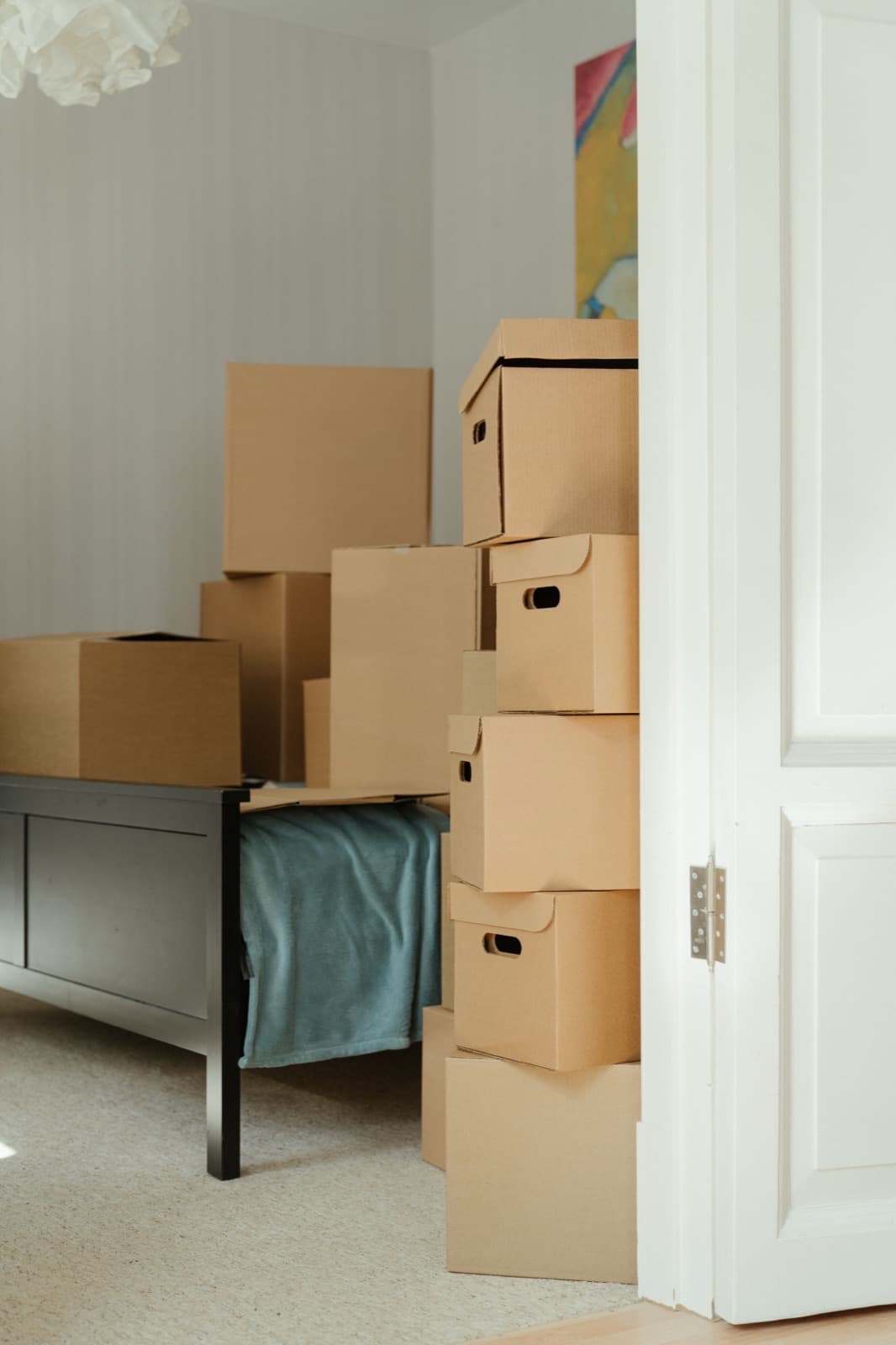 Cartons et mobilier rassemblés dans une chambre avant leur mise en garde-meuble