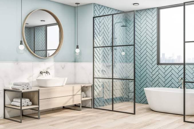 Salle de bain carrelée, faïence en chevrons dans la douche et carrelage clair au sol
