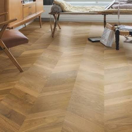 Parquet de chêne posé en chevrons dans un séjour meublé